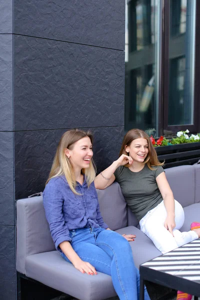 Frauen sitzen im Café und lächeln. — Stockfoto