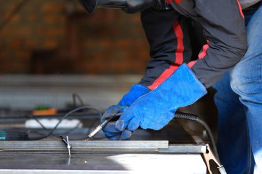 Erkek işçi metal inşaat, ark kaynağı mavi kaynak. Fabrikada kavramı.