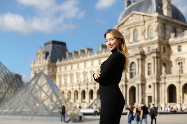 Siyah elbise Paris Louvre ve cam pyramind duran güzel kadın.