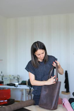 Yaratıcı kadın kahverengi deri el yapımı çanta atelier adlı yapım.