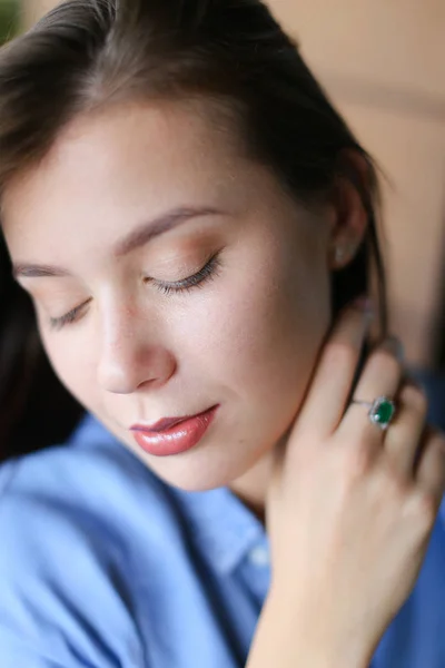 Close up face of beautiful woman with everyday makeupand silver ring with green stone. — Stock Photo, Image