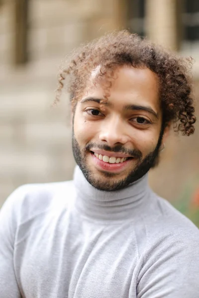 Nahaufnahme des lächelnden Afroamerikaners mit braunem lockigem Haar. — Stockfoto