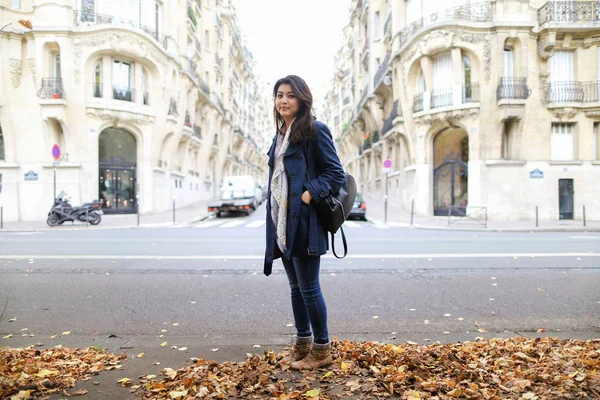 Китаянка-иностранка, стоящая на улице с опавшими листьями . — стоковое фото