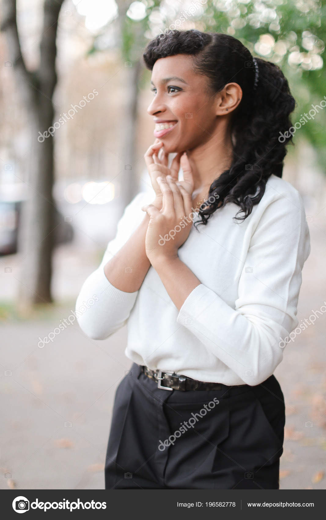 Černá dívka po