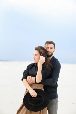 Monortik arka planda yakışıklı adam sarılma kadın portresi.