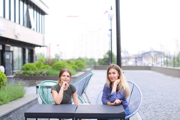 Jovens mulheres sentadas no café de rua ao ar livre . — Fotografia de Stock