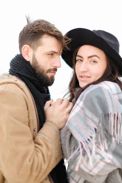 Beyaz arka planda güzel çift eşarp ve şapka giyen portre.