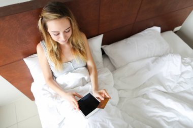 Mutlu kadın rezervasyon online bilet tablet ve altın banka kartı.