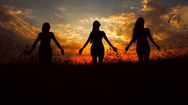 Gün batımı arka planda yoga yaparken ve meditasyon kadın siyah resimler.