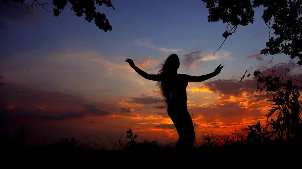 Girl black shadow doing yoga, female silhouette in evening sky background. — Stock Photo, Image