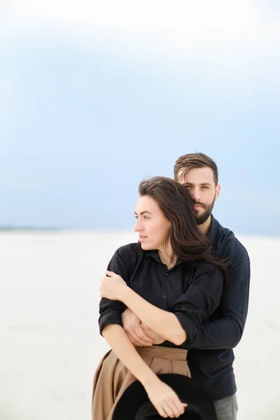 Retrato de hombre caucásico abrazando a mujer en fondo monofónico . —  Fotos de Stock