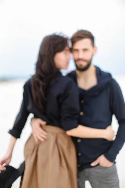 Joven abrazo pareja caucásica en blanco bakground monofónico, foto borrosa . —  Fotos de Stock