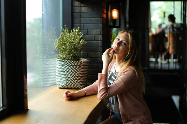 아름 다운 여자 카페에서 창 근처에 앉아있는 꿈. — 스톡 사진