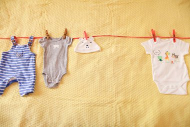 Giysi ve babysuits asılı çocuklarla fotoğraf oturumu için dekorasyon.