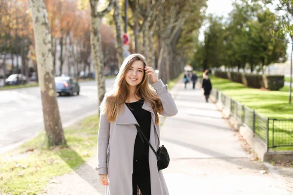 Aucasian mujer persona caminando en la ciudad y disfrutando de primavera tiempo . —  Fotos de Stock