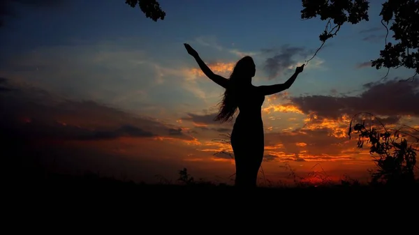 Fille faisant du yoga, silhouette féminine dans le ciel du soir fond . — Photo