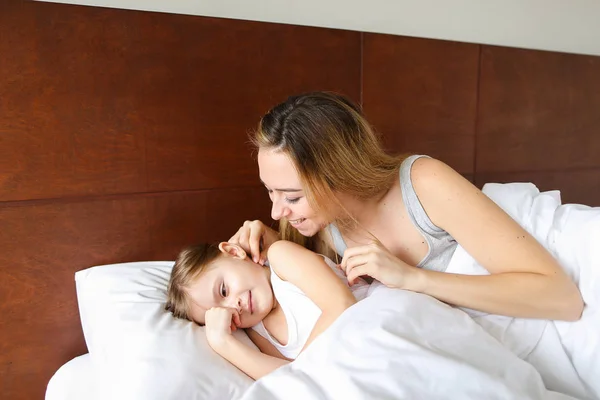 Giovane madre dormire con figlia e baci . — Foto Stock