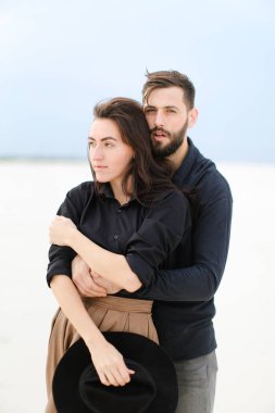 Tek sesli kış arka planda Amerikalı adam kucaklama kadın portresi. Mevsimlik Romantik fotoğraf oturumu ve duyguları kavramı.