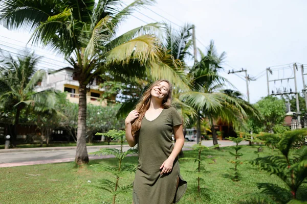 Jovem Mulher Vestindo Vestido Cáqui Perto Palmas Fundo Conservado Descanso — Fotografia de Stock