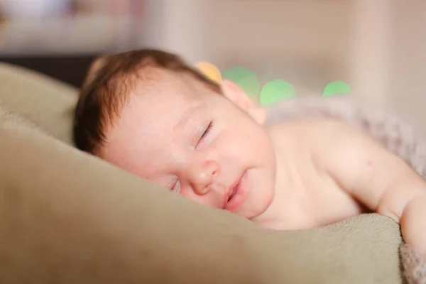 毛布の上に横たわるかわいい赤ちゃんを閉じる. — ストック写真