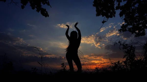 Czarny Kobieta sylwetka taniec w wieczorne niebo tło. — Zdjęcie stockowe