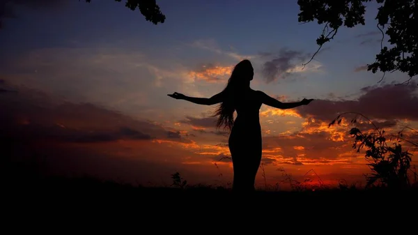 Girl shadow doing yoga, female silhouette in evening sky background. — Stock Photo, Image