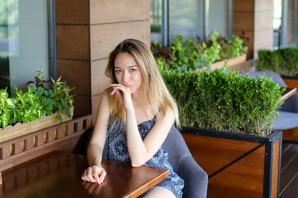 여자 사람 카페에 앉아서 방 식물 근처 휴식. — 스톡 사진