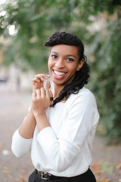 かなり若いアフロ ・ アメリカ人女性ポニーテールとリングの白い歯と笑顔の肖像画. — ストック写真