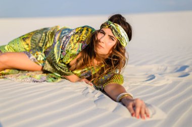 Siyah swimsu yeşil plaj elbise giyen genç beyaz kadın