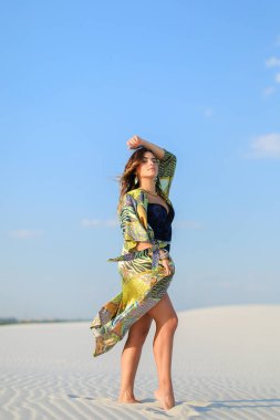 Yeşil plaj elbise ve siyah mayo st giymiş genç foto model