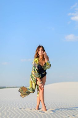 Genç güzel kadın kişi yeşil b ile Siyah mayo giyiyor