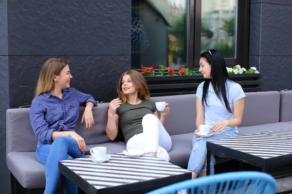 陽気の女友達笑って、話をカフェでコーヒーを飲む. — ストック写真