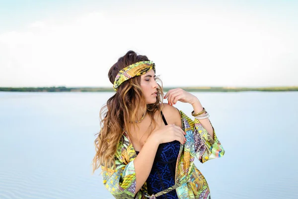 Caucasiano bonita mulher vestindo maiô preto e verde praia ro — Fotografia de Stock