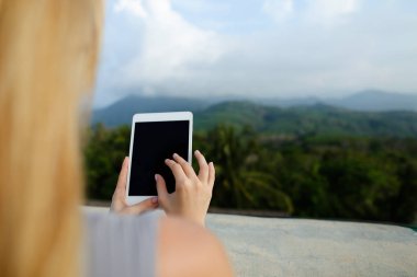 Tablet Dağları arka planda kullanan kadın kişi.