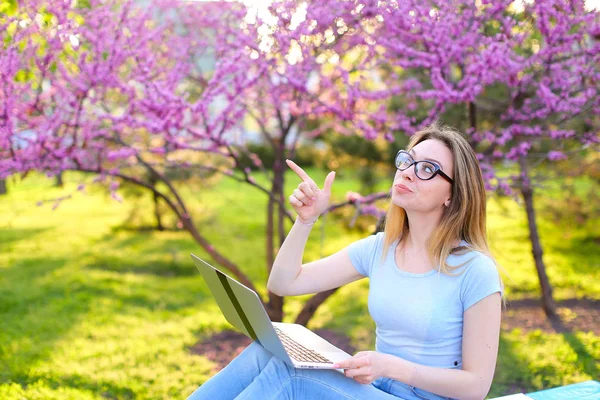 Femme montrant l'index et travaillant avec des papiers et des documents dans le parc . — Photo