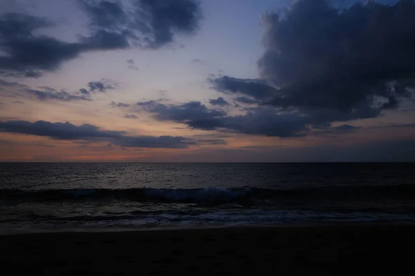 Mar vacío costa y puesta de sol, nubes en el cielo en el fondo . — Foto de Stock