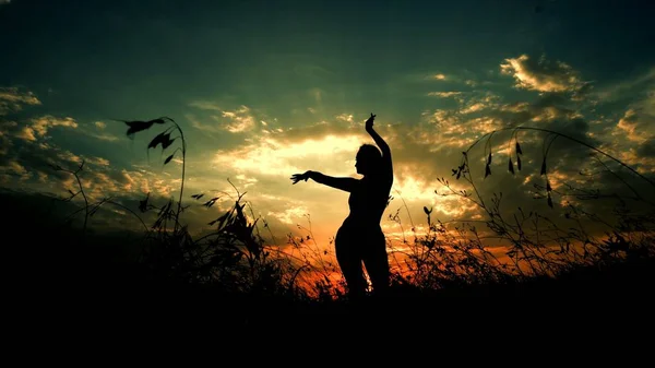 Osoba płci żeńskiej, taniec wieczór Step, sylwetka w tle zachodu słońca. — Zdjęcie stockowe