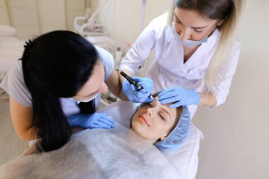 Profesyonel kalıcı makyaj güzellik uzmanı hemşire dolapla kadın için tarafından.