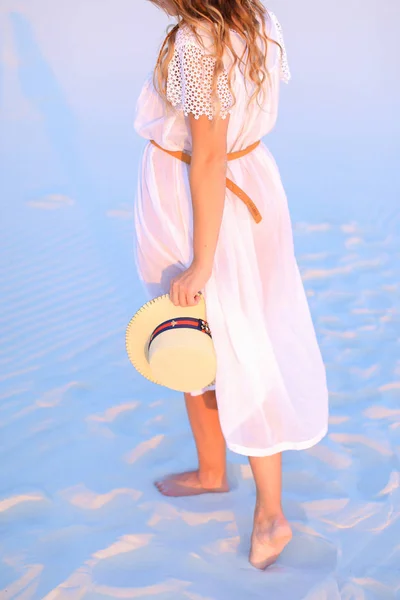 Vista posterior de la persona femenina de pie en la arena azul blanca . — Foto de Stock
