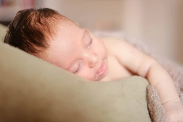 Nahaufnahme nettes kleines Baby auf Decke liegend. — Stockfoto