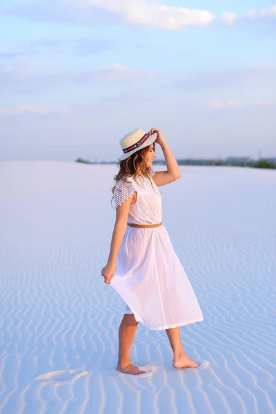 Joven mujer caminando descalza en la arena, weaaring blanco dre — Foto de Stock