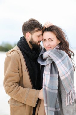 Kat, kış beyaz arka plan gri eşarp duran adamla giyen genç Avrupa kadın.