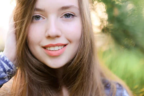 Yeşil arka plana sahip güzel kızın yüzü yukarı kapatın.