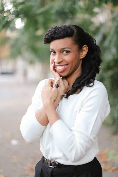 陽気なアフロ ・ アメリカ人女性ポニーテールとリングの白い歯と笑顔の肖像画. — ストック写真