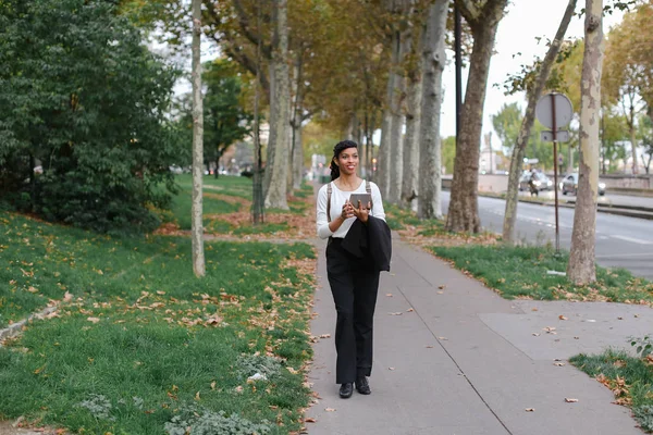 아프리카 미국 여성 학생 태블릿가 공원에서 산책 가방 입고. — 스톡 사진
