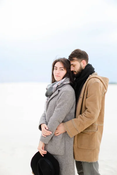 Giovane Uomo Caucasico Che Abbraccia Donna Con Cappotto Grigio Sciarpa — Foto Stock