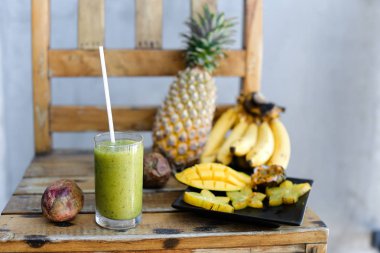 Kivi taze lezzetli meyve suyu muz, carambola mango ve çam-elma ile yakın.