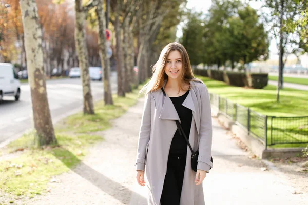 Jovem mulher europeia caminhando na cidade e desfrutando do clima da primavera . — Fotografia de Stock
