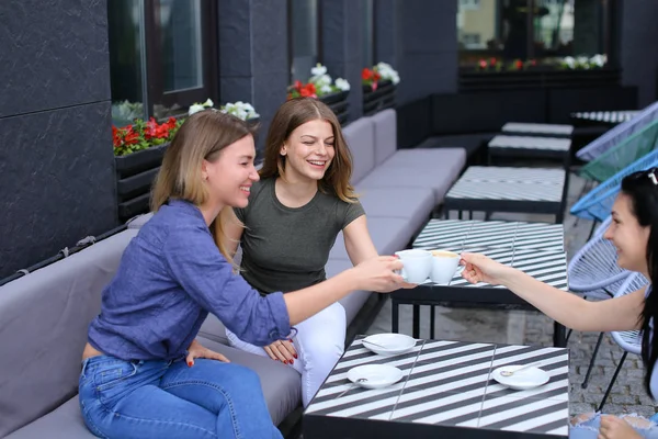 Las amas de casa positivas se reúnen en la cafetería y beber café . — Foto de Stock