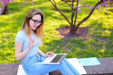 Kız Bahar Parkı içinde laptop görüntülü arama yapma.